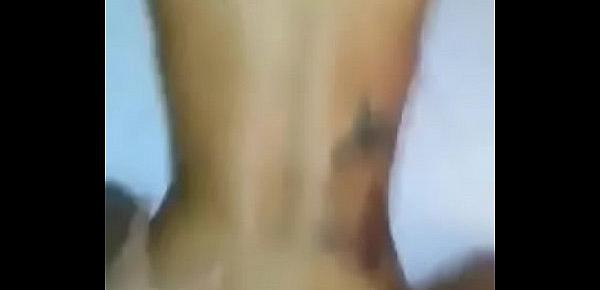  Rabuda tatuada galopando de costas para o garoto Malicia pe 22
